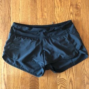 Lululemon Speed Up Short in Black - 2.5” - Size 6